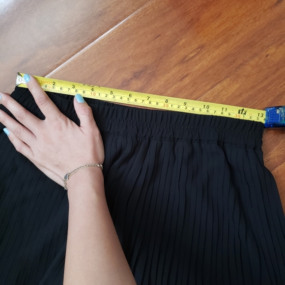 EUC BLack Flowy Pleated Shorts XSMALL - Picture 4 of 7